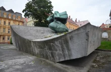 Złotoryja: Pomnik ku czci gen. Świerczewskiego jako gruz utwardza drogi