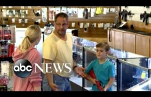 ojciec kupuje siedmioletniemu synowi broń
