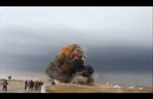 Spektakularne nagranie z ataku samobójcy (SVBIED), Syria