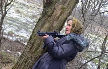 Emerytka z karabinem gwiazdą internetu - Kryzys na Ukrainie