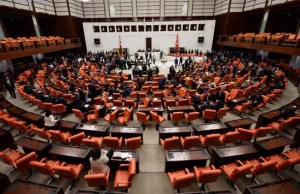 Tureccy parlamentarzyści masowo tracą immunitety. W tym 50 z 59 Kurdów.