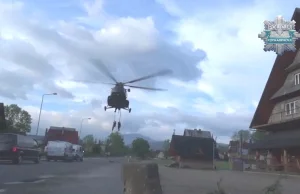 Policjantom z helikoptera wypadły granaty. Trwają poszukiwania...