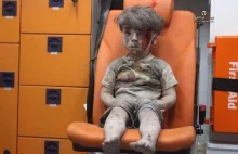 To zdjęcie syryjskiego chłopca obiegło cały świat. Obrazuje piekło wojny