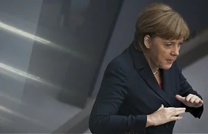 Merkel traci zaufanie z powodu polityki "otwartych drzwi" wobec imigrantów.