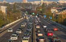 Coraz ciaśniej na drogach. Polacy rejestrują już niemal 2,5 tys. aut dziennie.