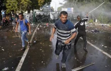 Kilkuset imigrantów przedarło się przez granicę z Serbią. Policja użyła gazu!