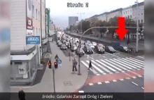 BMW jeździ po torach tramwajowych.
