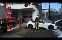 Holenderscy strażacy stosują nowy sposób gaszenia samochodów elektrycznych.