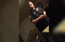 Policjanci aresztują nagą kobietę w jej domu