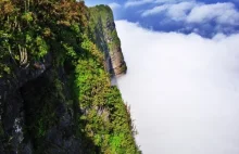 Góry Dhofar w południowym Omanie. Zielono ponad chmurami