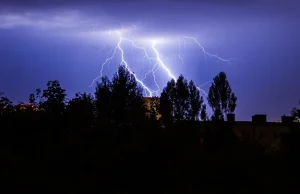 Samolot wrócił na lotnisko po uderzeniu pioruna. Na pokładzie 159 pasażerów