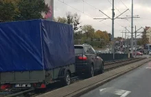 BMW z przyczepą po torach tramwajowych