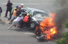Przypadkowi przechodnie uratowali motocykliście życie - video.