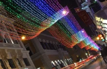 Świąteczna homo-flaga zawisła nad Via del Corso [ENG]