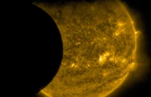 Podwójne zaćmienie Słońca spowodowane przez Księżyc i Ziemię złapane przez NASA.