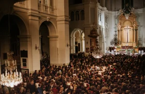 Wielki tłum na rekolekcjach z o. Szustakiem na Placu Zbawiciela w Warszawie