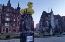 Legnica: policjanci zatrzymali pomnik z... gumowej kaczki