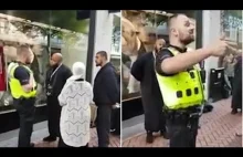 Muzulmanski uliczny kaznodzieja wydziera sie na policje