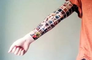 Tatuaż składający się ze znajomych z Facebooka