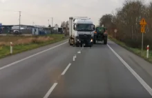 TIR zajeżdża drogę rolnikom podczas ich protestu (FILM