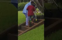 Chłopiec pomaga starszej panie wejść po schodach