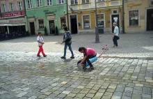 Cyganie bawili się kurtynami wodnymi w Rynku. Trzeba je naprawić...