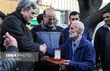 Iranian taxi driver returns 70,000 Euros left in his cab to Polish couple