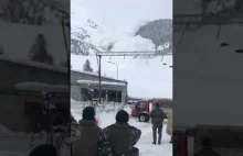 Szwajcarska armia patrzy jak leci na nich lawina.