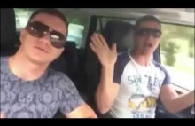 Dwa geje śpiewają za kierownicą |Wypadek|