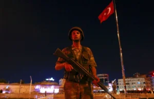 Turcja: strzały w Ankarze, zamknięta przestrzeń powietrzna. Próba zamachu stanu