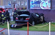 BMW wjechało w budynek | kierowca policjant?