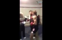 Stary człowiek daje pokaz młodemu swoich umiejętności bokserskich
