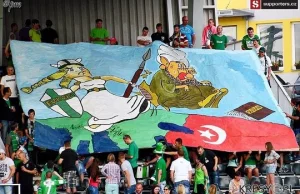 Czechy: kibice piłkarscy zaprezentowali antyimigranckie oprawy [+FOTO]