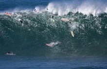 Surfer w śpiączce po zassaniu przez gigantyczną falę