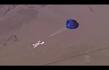 Samolot ląduje na spadochronie