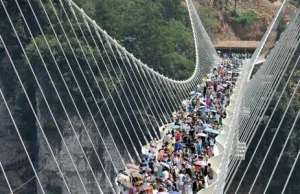 Najwyższy szklany most na świecie zamknięty. Przez natłok turystów.