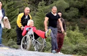 104-latka skoczyła ze spadochronem.