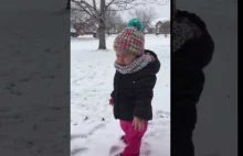 Zabawna reakcja dziecka na śnieg.