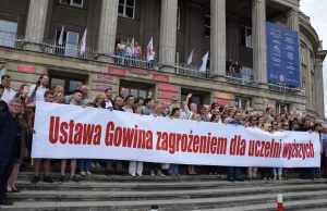 Pracownicy i studenci Uniwersytetu w Białymstoku protestują.