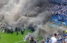 Zadyma Na Meczu Lech Poznań - Legia Warszawa! Kibice Wtargnęli Na Boisko!...