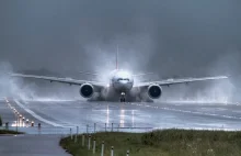 Lądujący boeing i ulewny deszcz. Na lotnisku Chopina powstało niezwykłe...