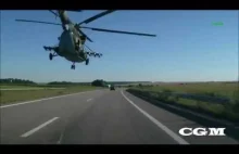 Helikopter Sił Zbrojnych Ukrainy leci nad drogą