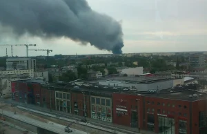 Chmura dymu nad Łodzią, może być toksyczny. Służby: nie otwierajcie okien...