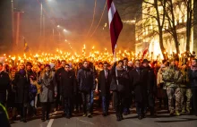 Przy blasku pochodni 25 tysięcy osób wzięło udział w łotewskim Marszu