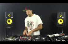 Prawdziwy DJ nagrany w swoim żywiole.