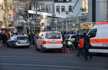 Niemcy: Kierowca wjechał w ludzi na deptaku w centrum miasta.