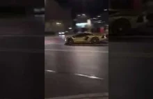 Nagranie z wypadku złotego Lamborghini Aventador w Warszawie