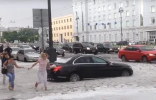 Petersburg przykryty śniegiem w środku lata