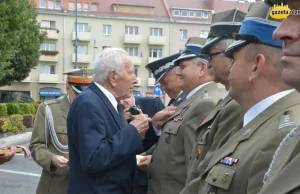 gen.Łańcucki kazał strzelać w 1970 do stoczniowców.. dziś przyznaje odznaczenia!