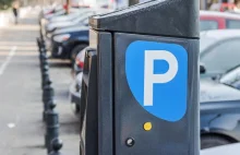 Parkometr nie zarobi na parkujących na dziko. Wystarczy postawić auto za liniami